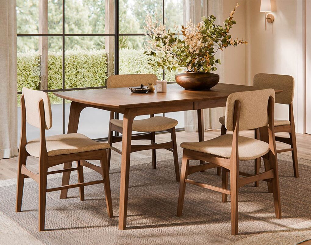 Amish Venhaus Table with Tara Chairs